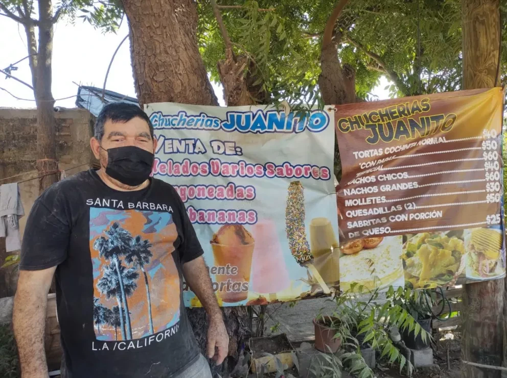 Juan de Dios Ruiz, vence dulces y snack en su domicilio en la colonia Adolfo López Mateos.