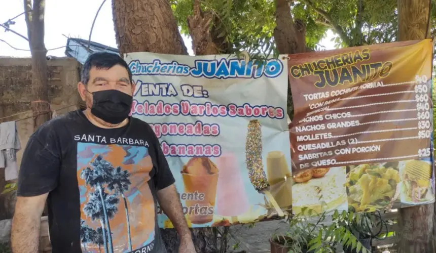 Juan de Dios Ruiz, vence dulces y snack en su domicilio en la colonia Adolfo López Mateos.