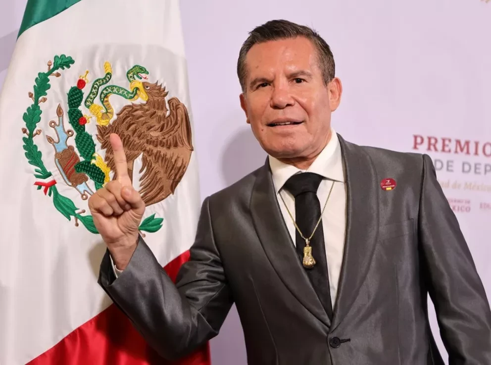 El Sinaloense Julio César Chávez recibe Premio Nacional del Deporte.