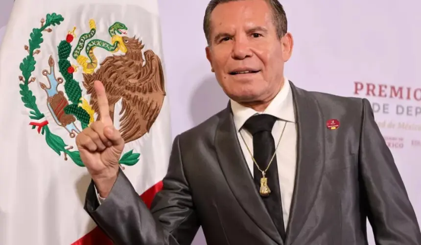 El Sinaloense Julio César Chávez recibe Premio Nacional del Deporte.