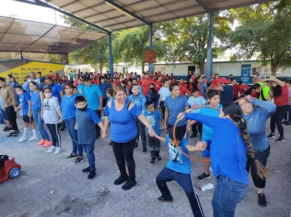 Fortalecen lazos afectivos entre papás e hijos en escuela primaria de la colonia Antonio Toledo Corro. Fotos Juan Madrigal