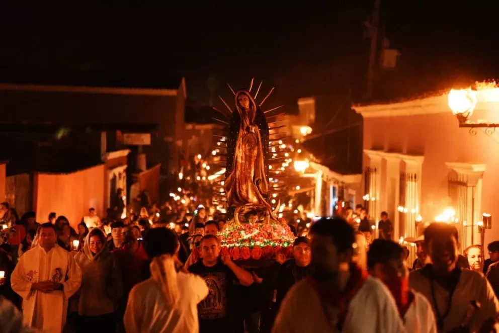 Cosalá brilla con su Festival de las Velas en la víspera del Día de la Virgen de Guadalupe