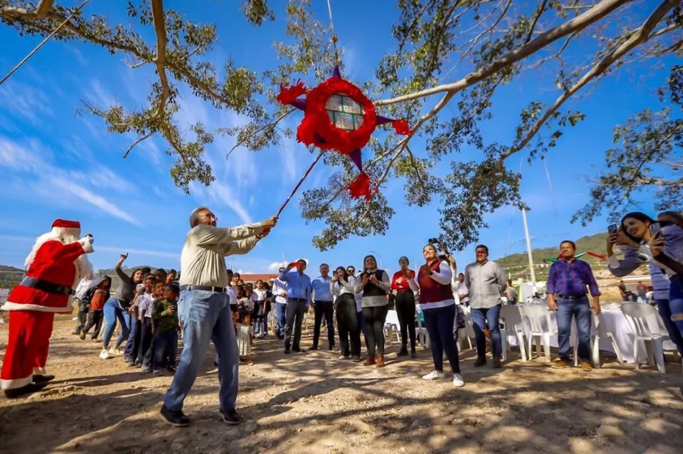 Rubén Rocha Moya tiene posada con habitantes de Santa María; rompieron piñatas y regaló bicicletas y juguetes.