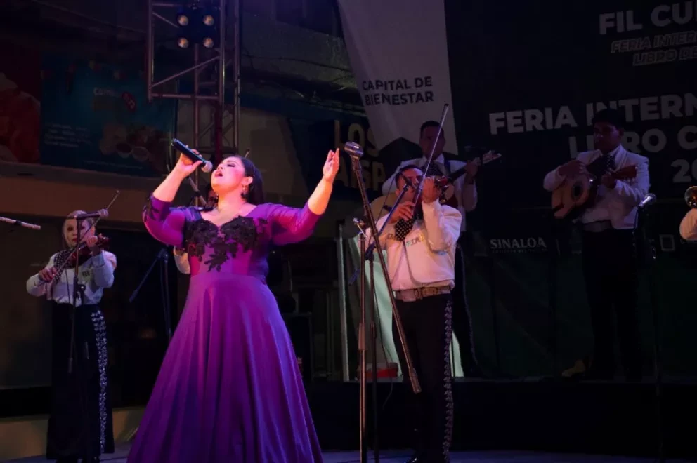 Brindan Nadia Yuriar, Mariachi Imperial y Clave de Sol mágico concierto a culiacanenses.