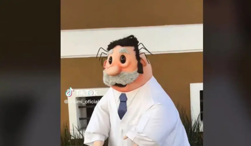 Dr. Simi hace el baile de Merlina y rompe TikTok.