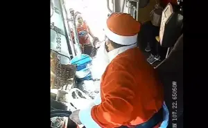 Beto, el chofer de la ruta Cucas -Centro se viste de Santa Claus y da alegría a niños de Culiacán