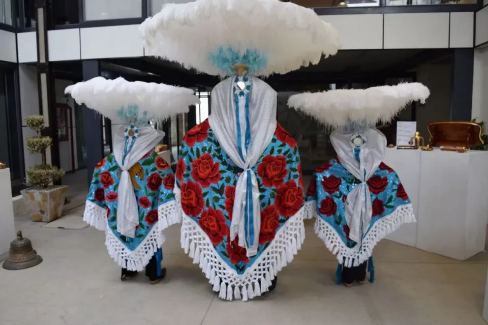 Elaborar vestimentas para el Carnaval, una bella tradición en Papalotla, Tlaxcala.