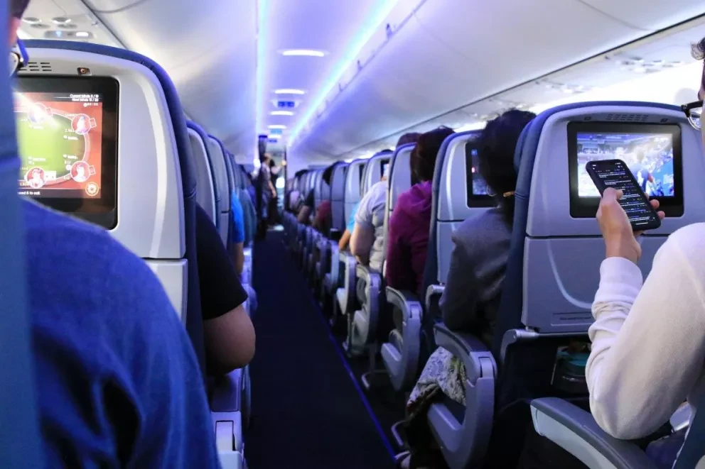 Aeromoza sorprende a pasajeros al cantar y ser casi idéntica a Mariah Carey