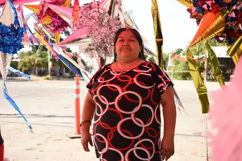 Azalea hace piñatas y alegra el corazón de todos en Barrancos