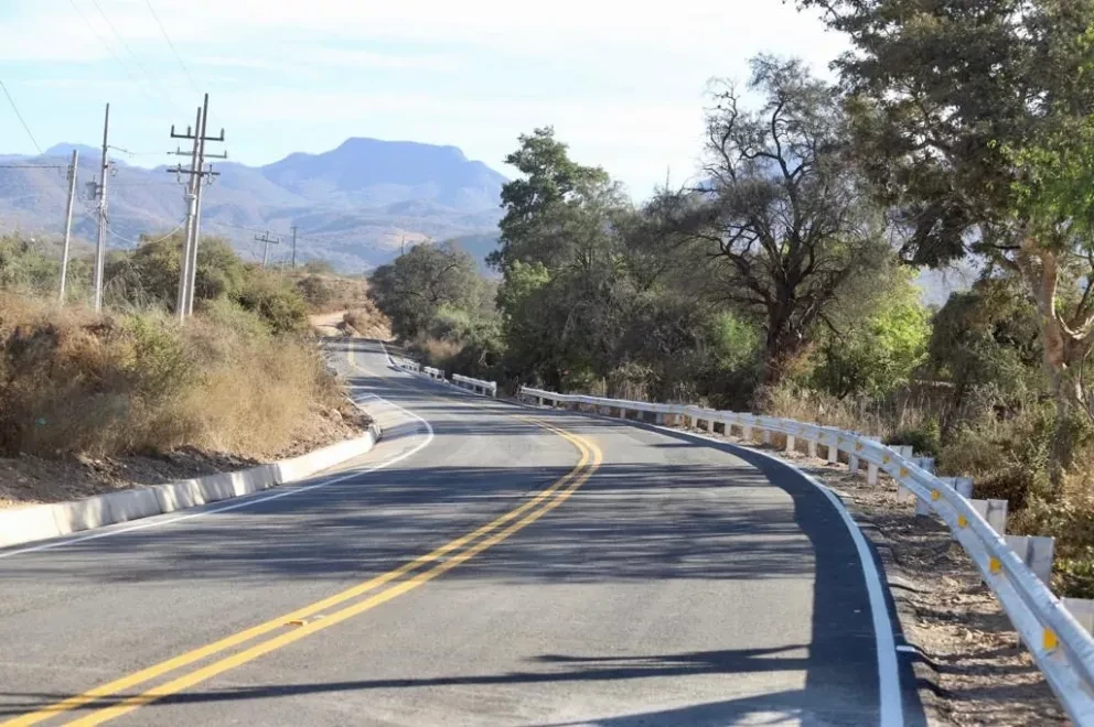 Rocha Moya no se cansa e inaugura otra carretera en Chinobampo, El Fuerte