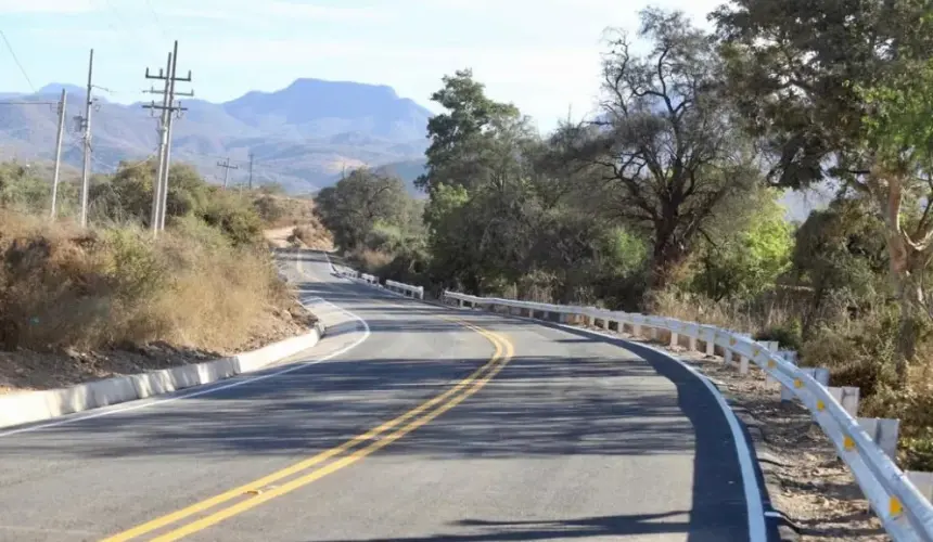 Rocha Moya no se cansa e inaugura otra carretera en Chinobampo, El Fuerte