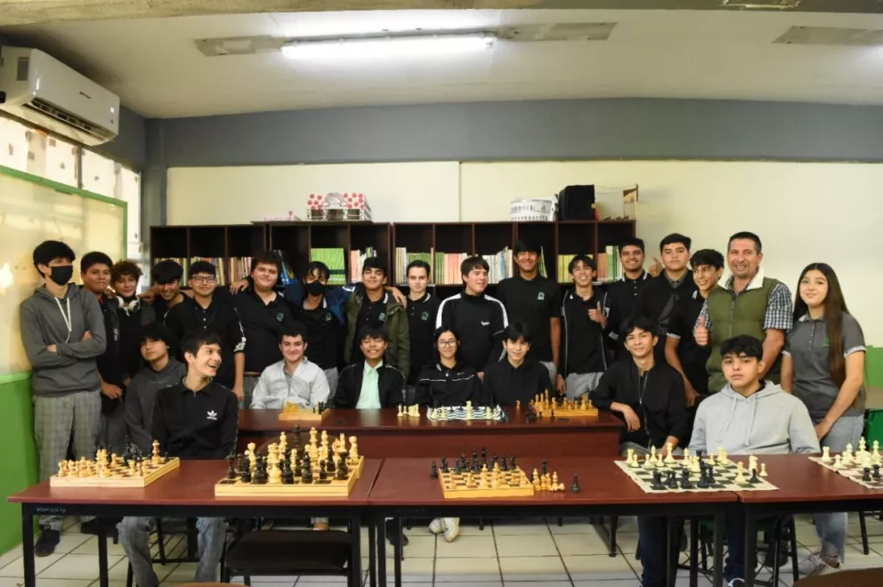 Jugar ajedrez es divertido, saludable y lo pueden practicar chicos y grandes. Fotos: Lino Ceballos
