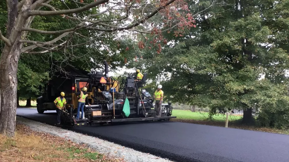 Así es como en Estados Unidos están pavimentando carreteras con con desechos plásticos no reciclables, y los resultados son impresionantes.