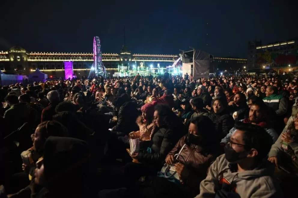 Asisten 10 mil personas a proyección de “Pinocho” en Verbena Navideña del Zócalo.