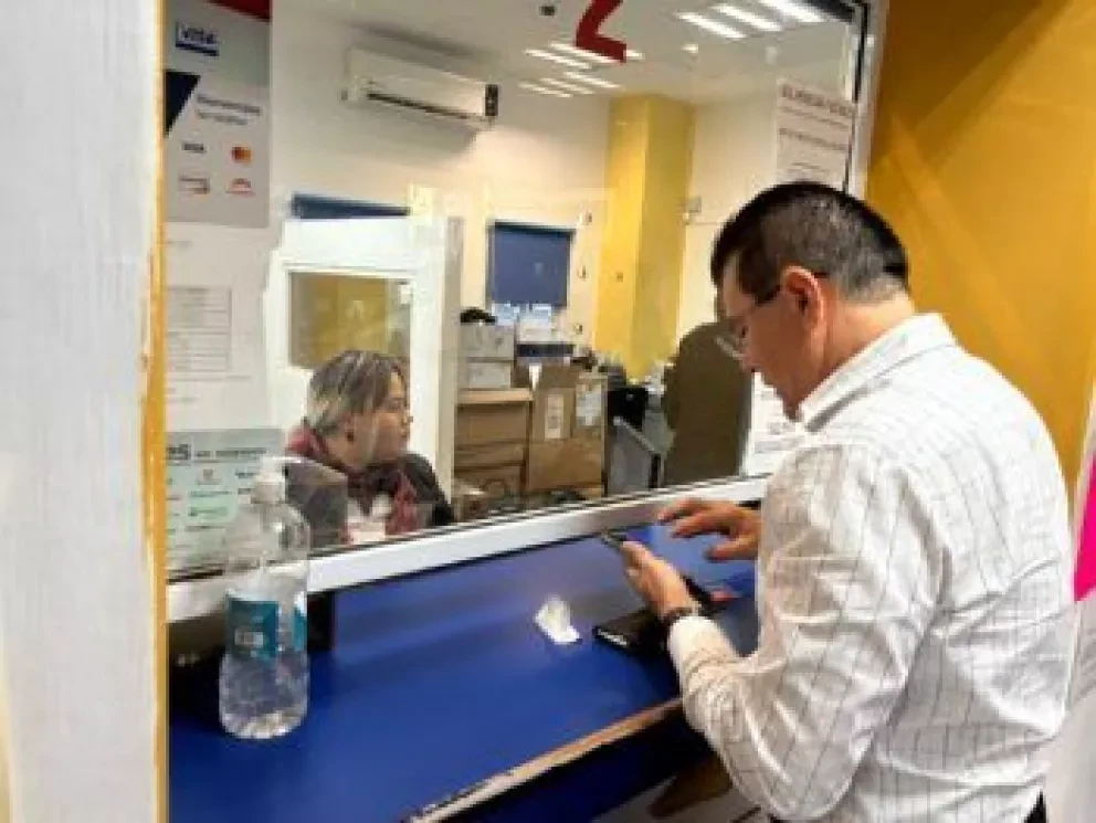 Alcalde de Mazatlán pone ejemplo en ir a pagar su pronto pago del predial 2023.