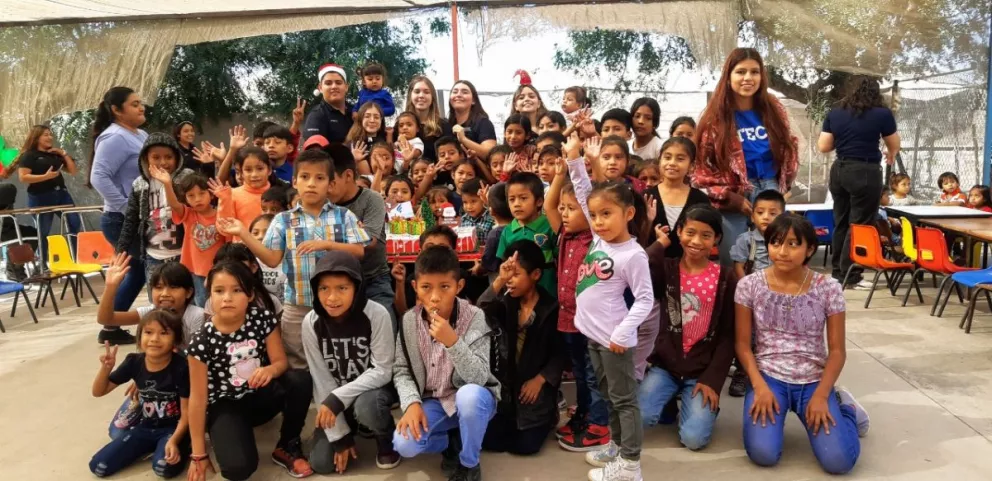 Estudiantes del TEC de Monterrey dieron feliz navidad a niños migrantes del Campo El Cafetal
