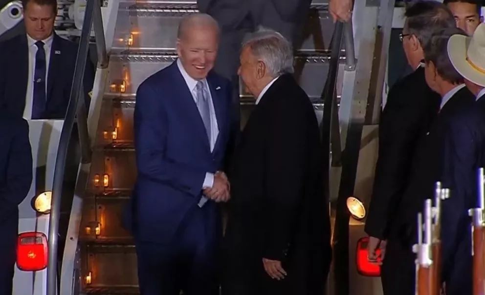Joe Biden llega a México con gran sonrisa, AMLO y Ebrard le dan calurosa bienvenida.