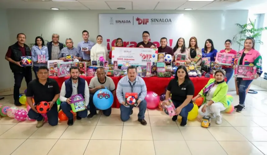 Trabajadores de Sepyc donan juguetes a DIF, Sinaloa.