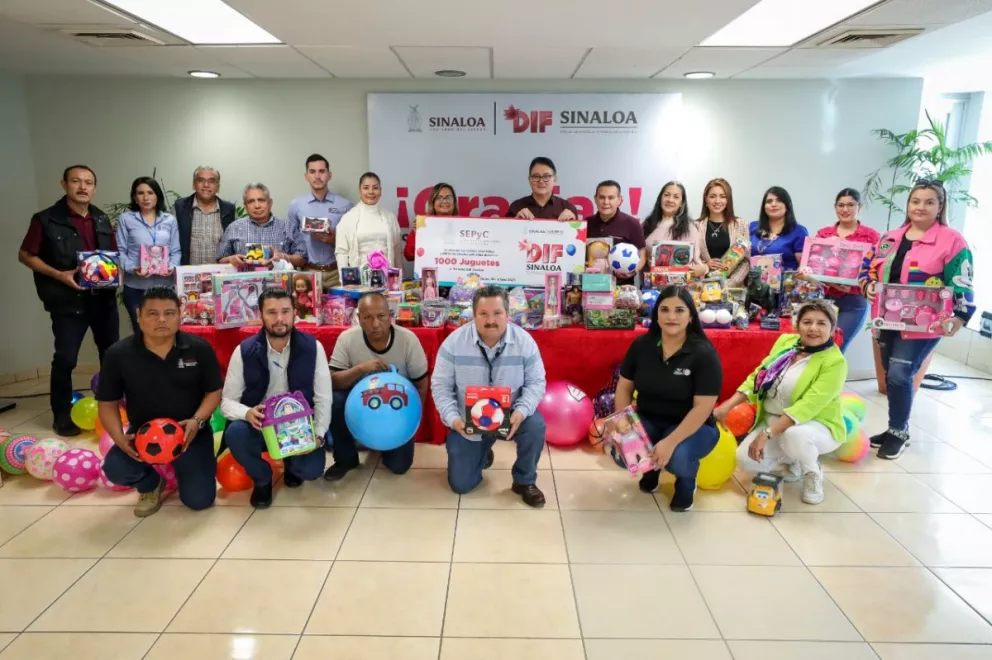 Trabajadores de Sepyc donan juguetes a DIF, Sinaloa.