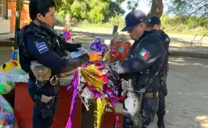 Policías de Culiacán obsequian juguetes a niños del poblado San Manuel