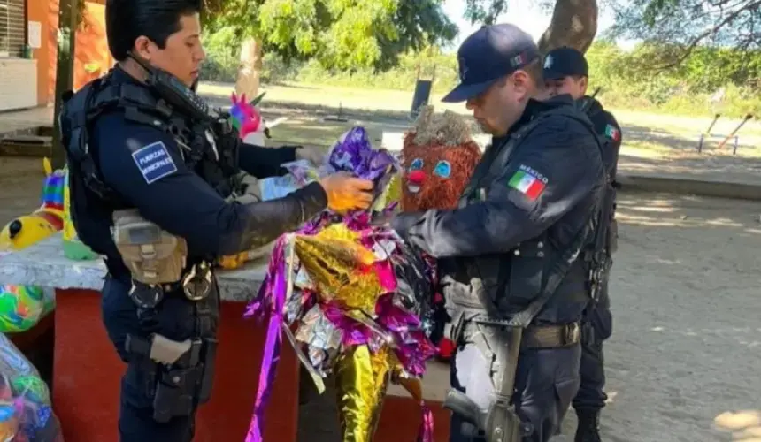 Policías de Culiacán obsequian juguetes a niños del poblado San Manuel