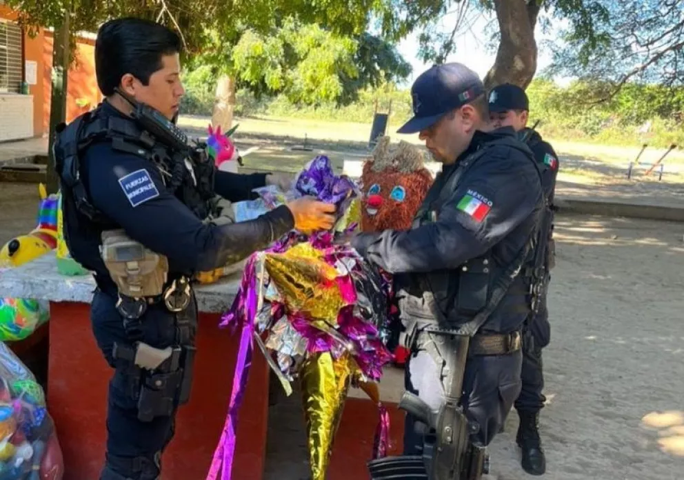 Policías de Culiacán obsequian juguetes a niños del poblado San Manuel