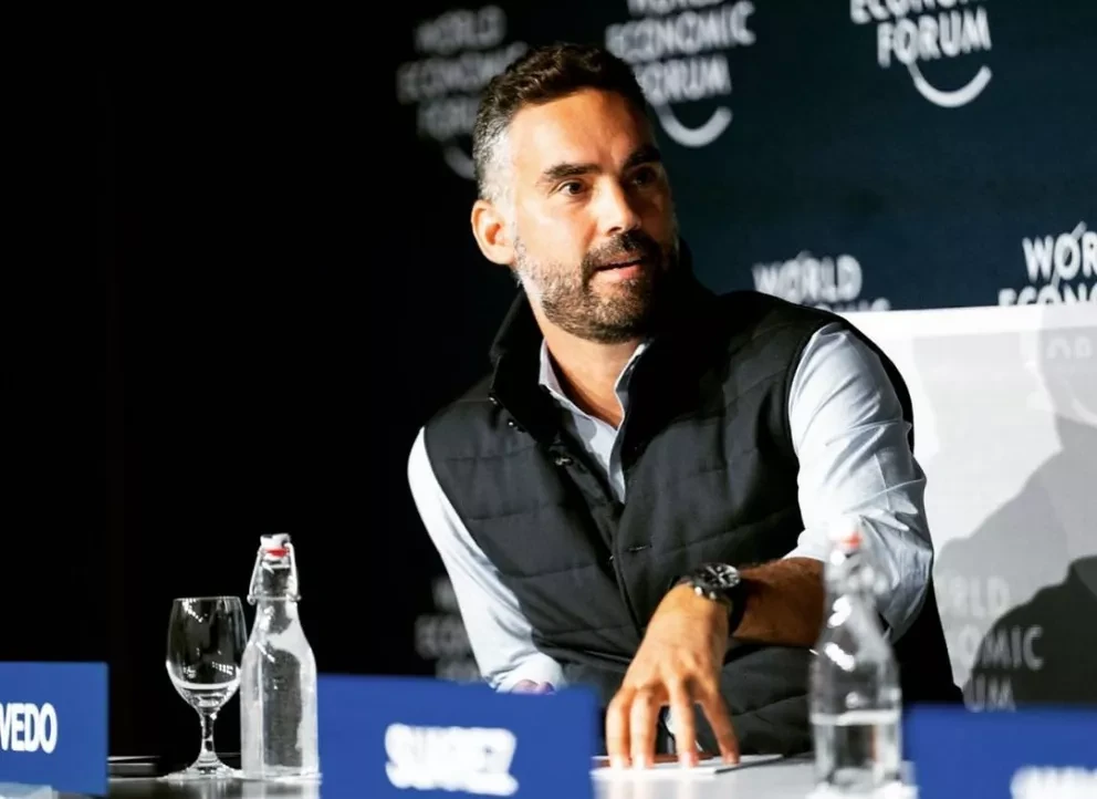 Quién es Enrique Acevedo, quien se queda al frente del noticiero En Punto.
