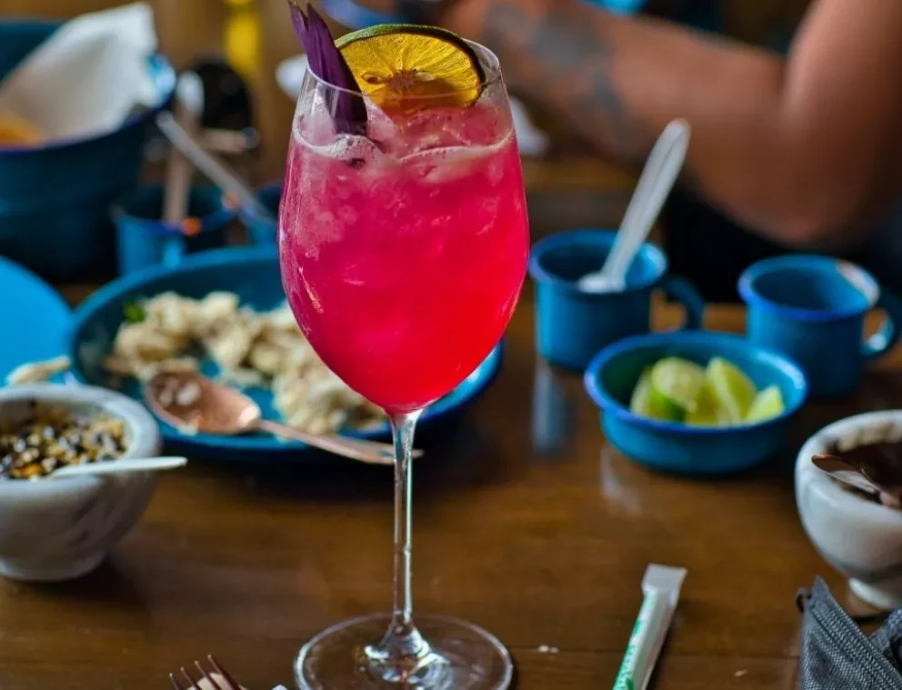 Agua de matalí la llamativa bebida que fue servida en la cena de López Obrador, Biden y Trudeau.