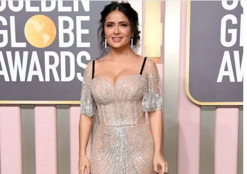 Salma Hayek se convierte en tendencia por llevar un pulparindo y un mazapan en los Golden Globes.