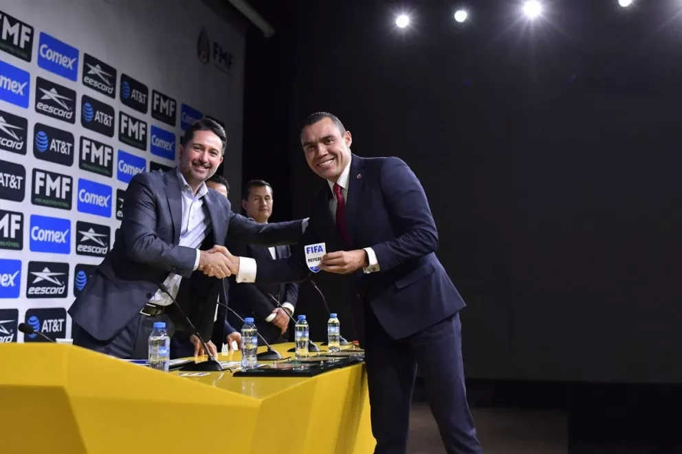 César Arturo Ramos, árbitro sinaloense de origen culichi, recibe el gafete FIFA 2023, distintivo como árbitro de Clase Mundial