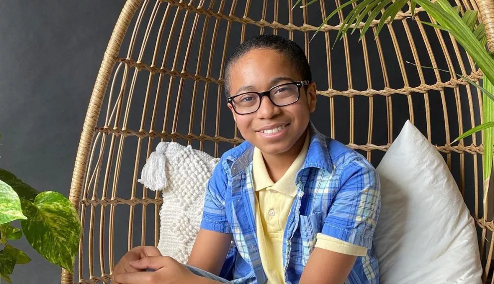 Alejandro tiene 12 años y hace velas naturales para ayudar a su mamá; ahora tiene su propia tienda y dona a la caridad.