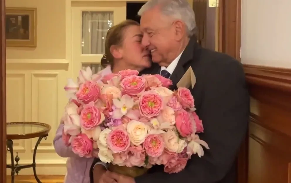 Vamos a estar juntos toda la eternidad le dice AMLO a Beatriz al felicitarla por su cumpleaños 54.