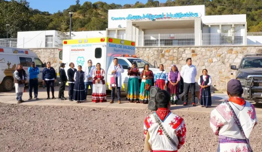 Gobierno de Jalisco entrega ambulancias todo terreno en comunidades de Wixaritari.