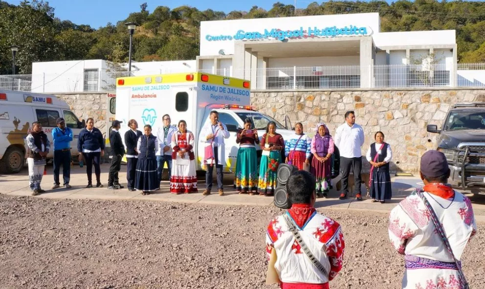 Gobierno de Jalisco entrega ambulancias todo terreno en comunidades de Wixaritari.