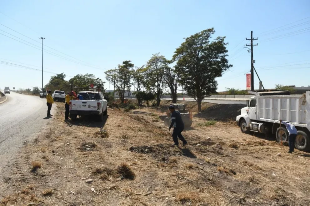 Dejan limpiecito el bulevar Jesús Kumate en Culiacán.