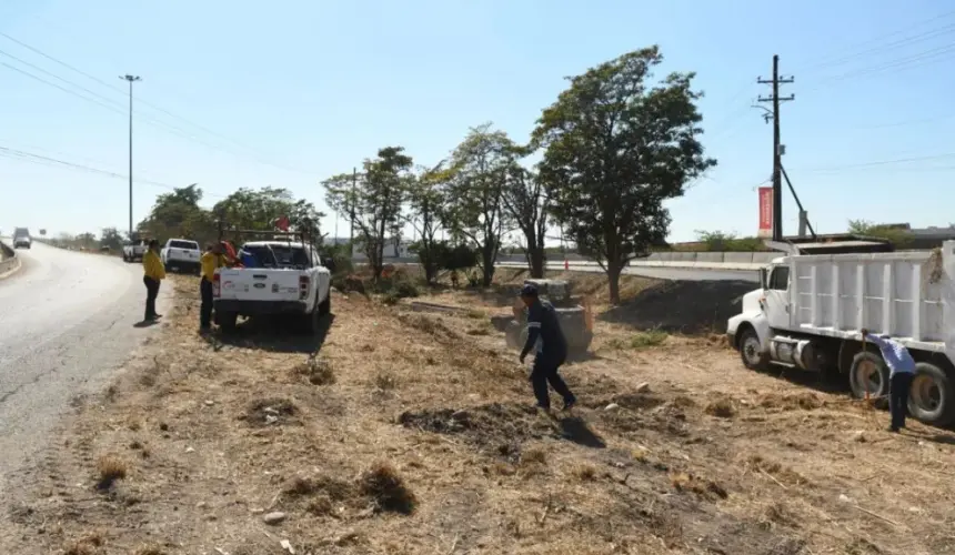 Dejan limpiecito el bulevar Jesús Kumate en Culiacán.