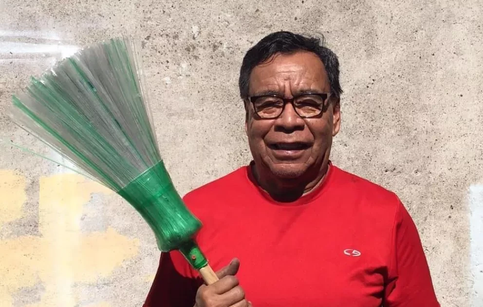 Don Roberto elabora escobas ecológicas con botellas de plástico y ayuda al medio ambiente