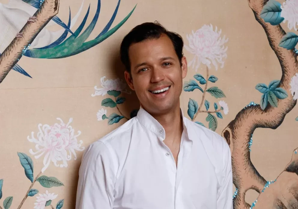 Andrés Romo, el diseñador de Escuinapa, Sinaloa que tiene la gran misión de realizar los vestidos de las reinas del carnaval de Mazatlán.