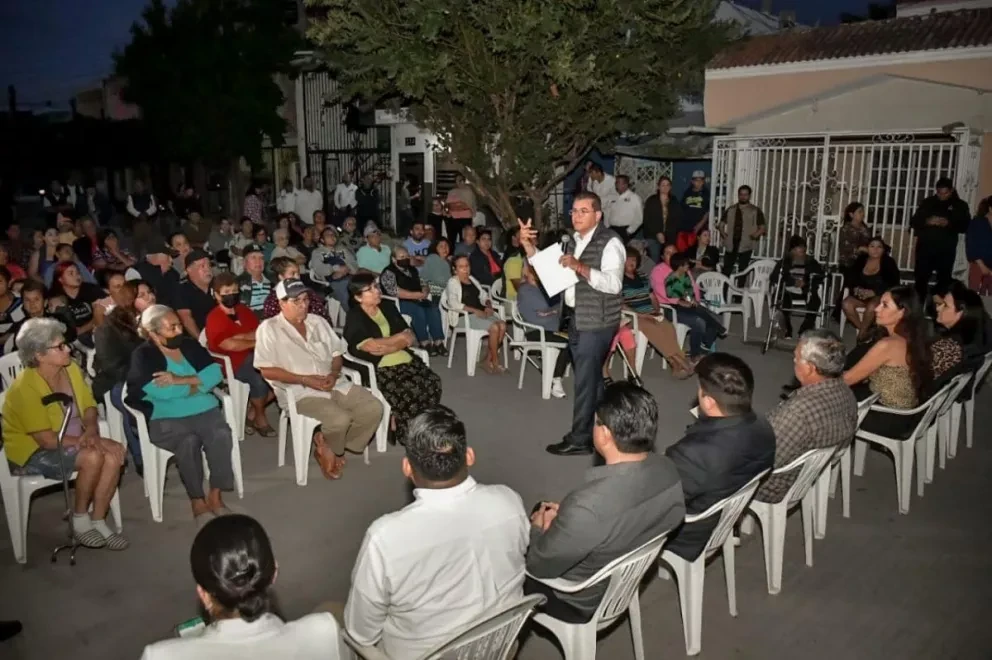 Suben el Swithc en la colonia Francisco Solís de Mazaltán; instalan 32 lámparas led.