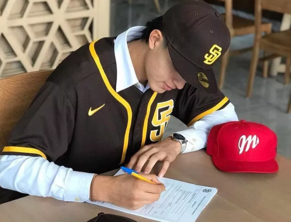 ¡A las Grandes Ligas! Santiago Contreras de 16 años y originario de Mazatlán, Sinaloa, es firmado por los Padres de San Diego 