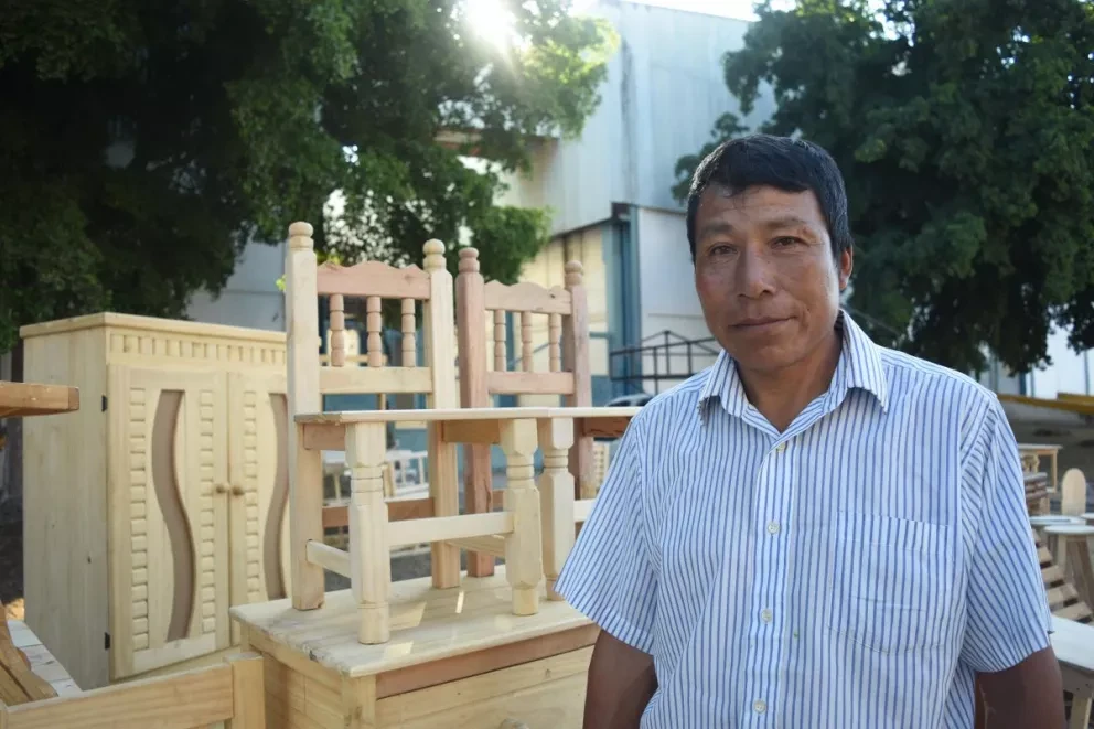 Desde niño Gaudencio hace muebles de madera