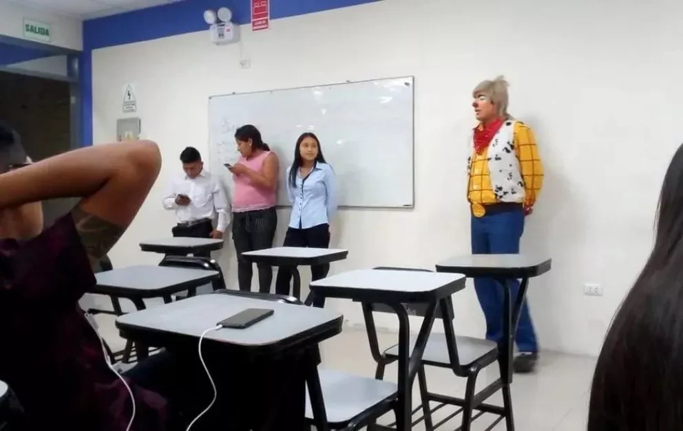 Raúl tiene el oficio de payaso, pero también es estudiante de derecho, esta vez no pudo cambiarse para exponer en clase y lo hizo vestido con un atuendo que hace reír a chicos y grandes.