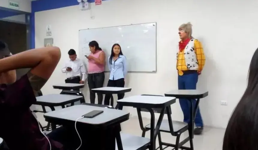 Raúl tiene el oficio de payaso, pero también es estudiante de derecho, esta vez no pudo cambiarse para exponer en clase y lo hizo vestido con un atuendo que hace reír a chicos y grandes.