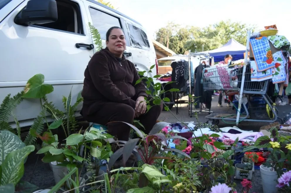En un carrito de supermercado “Paloma”, coloca cada una de las cosas, en especial las plantas que lleva a vender a los tianguis. Fotos Lino Ceballos