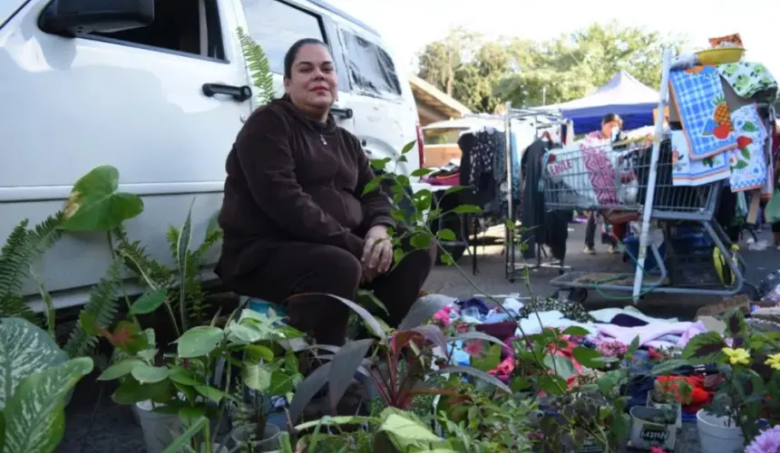 En un carrito de supermercado “Paloma”, coloca cada una de las cosas, en especial las plantas que lleva a vender a los tianguis. Fotos  Lino Ceballos