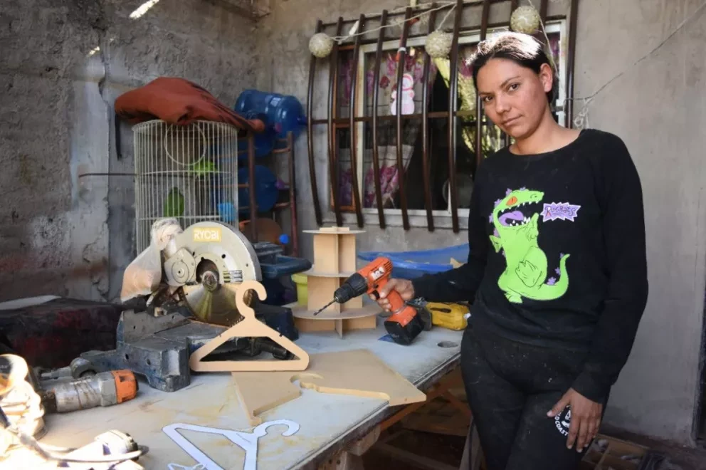 “Estuche de monería”. Sindireya además de hacer labores de carpintería, es ama de casa, futbolista, y entre otras cosas realiza diseños de playera. Fotos: Lino Ceballos