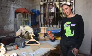 Sindireya tiene madera de mujer exitosa, vence razones físicas  trabajando en carpintería