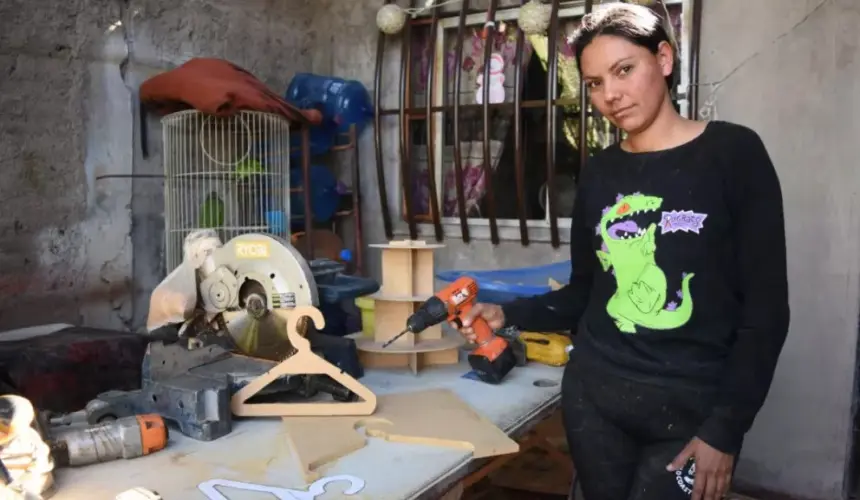 “Estuche de monería”. Sindireya además de hacer labores de carpintería, es ama de casa, futbolista, y entre otras cosas realiza diseños de playera. Fotos: Lino Ceballos