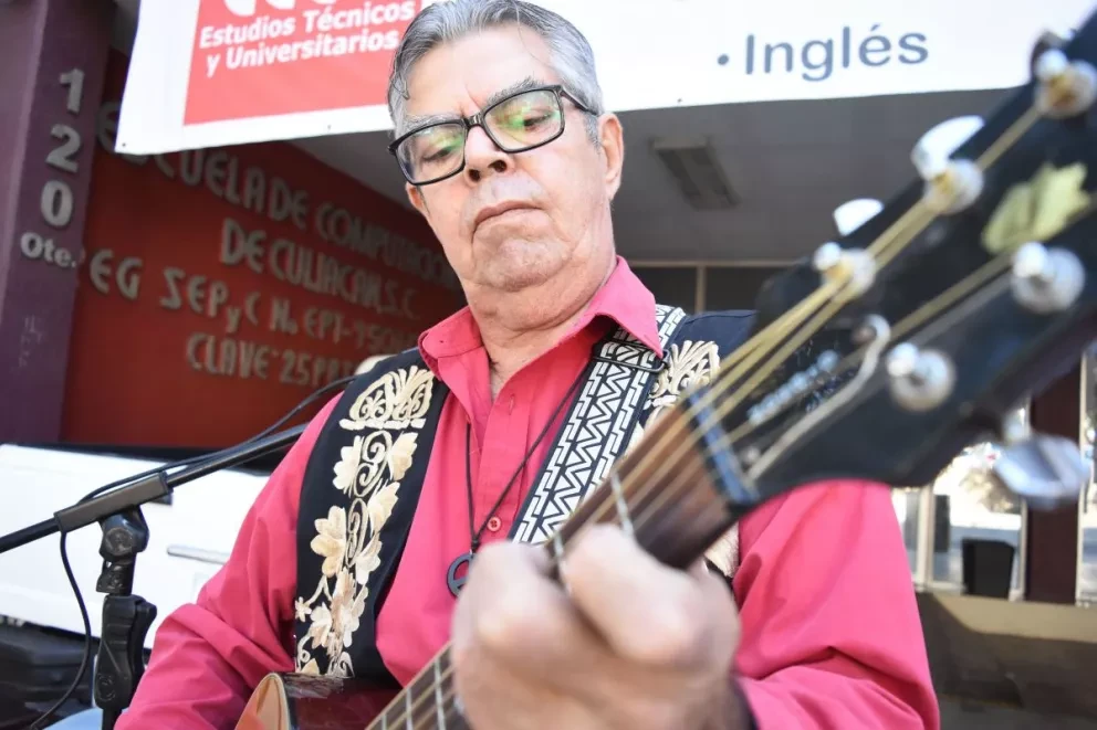 José Ramos, admirador de los Beatles encontró vocación como maestro de inglés con sentido musical