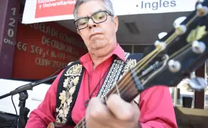 José Ramos, admirador de los Beatles encontró vocación como maestro de inglés con sentido musical